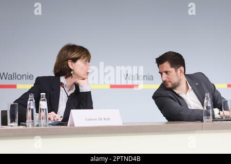 Ministre wallon des Services publics, des TIC, de la simplification administrative, de l'allocation familiale, du tourisme, Patrimoine et sécurité routière Valérie de Bue et ministre wallon du Budget et des Finances, des aéroports et des infrastructures sportives Adrien Dolimont en photo lors d'une conférence de presse du Gouvernement wallon pour présenter le budget ajusté pour 2023, à Namur, le vendredi 28 avril 2023. Le gouvernement wallon présentera son budget ajusté pour 2023, les investissements qui seront mobilisés afin de reconstruire les zones touchées par les inondations de juillet 2021 ainsi que son projet de réforme de la fiscalité automobile. BELGIQUE PH Banque D'Images