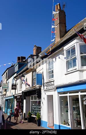 Shopping et boutiques le long de Old Fore Street dans le centre-ville, Sidmouth, Devon, Royaume-Uni, Europe. Banque D'Images