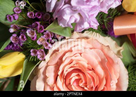 un bouquet bellissimo di fiori con una rosa e tulipani. fiori per le celebrazioni o poremiazioni Banque D'Images