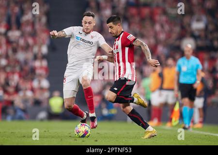 Bilbao, Espagne - 27 avril 2023, Yuri Berchiche du Club Athlétique concurrence pour le ballon avec Lucas Ocampos du FC Sevilla lors du championnat d'Espagne la Liga football match entre le Club Athlétique et le FC Sevilla sur 27 avril 2023 au stade de San Mames à Bilbao, Espagne - photo: Ricardo Larreina/DPPI/LiveMedia Banque D'Images