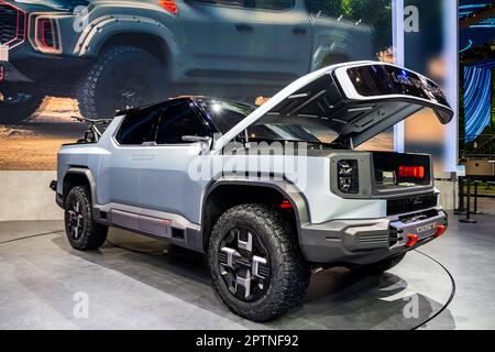 Maxus (LDV) GST gros pick-up électrique concept avec drone et vélos exposés au salon de l'auto de Shanghai 2023. Banque D'Images