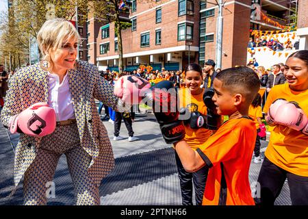 ROTTERDAM - le roi Willem-Alexander, la reine Maxima, la princesse Amalia, la princesse Alexia, la princesse Ariane, Le Prince Constantijn, la princesse Laurentien et les membres de la famille royale assistent à la célébration de Kingsday à Rotterdam, le 27 avril 2023. Photo: Patrick van Katwijk Banque D'Images