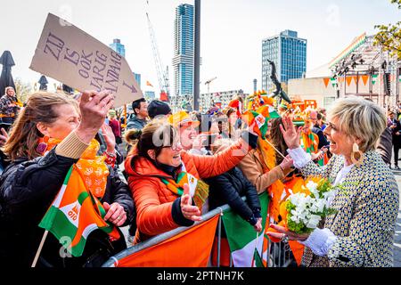 ROTTERDAM - le roi Willem-Alexander, la reine Maxima, la princesse Amalia, la princesse Alexia, la princesse Ariane, Le Prince Constantijn, la princesse Laurentien et les membres de la famille royale assistent à la célébration de Kingsday à Rotterdam, le 27 avril 2023. Photo: Patrick van Katwijk Banque D'Images