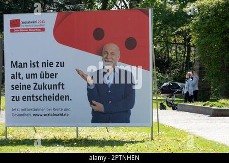 Une grande affiche comme un appel à l'élection pour les élections sociales de 2023 sur 31 mai 2023 est dans une rue occupée, à l'arrière-plan sont deux femmes avec des landaus, L'élection sociale ou l'élection de sécurité sociale est l'élection aux organes autonomes des compagnies d'assurance sociale statutaires en Allemagne. Elle a lieu tous les six ans pour tous les prestataires d'assurance-retraite, d'assurance-maladie et d'assurance-accident. Oberhausen, 27 avril 2023 Banque D'Images