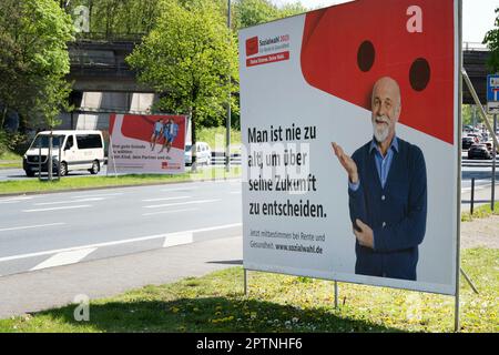 Une grande affiche appelant aux élections sociales de 2023 sur 31 mai 2023 se trouve dans une rue très fréquentée. Elle a lieu tous les six ans pour tous les prestataires d'assurance-retraite, d'assurance-maladie et d'assurance-accident. Oberhausen, 27 avril 2023 Banque D'Images