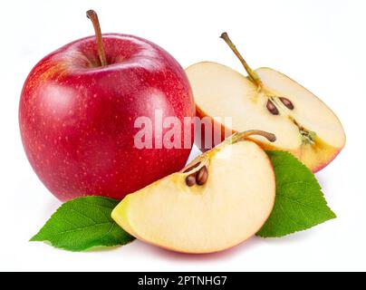 Pomme rouge mûre et tranches de pomme isolées sur fond blanc. Banque D'Images