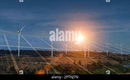 Concept de l'énergie durable pour l'environnement. Panneaux solaires et éoliennes générant de l'électricité. Cellules photovoltaïques au coucher du soleil. Banque D'Images