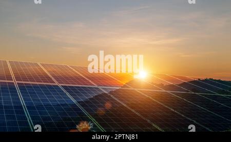 Concept de l'énergie durable pour l'environnement. Panneaux solaires énergie propre générant de l'électricité. Cellules photovoltaïques au coucher du soleil. Banque D'Images