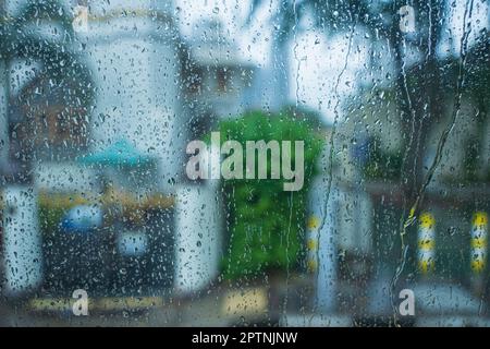 Gouttes de pluie sur l'arrière-plan miroir en verre. goutte d'eau sur une fenêtre Banque D'Images