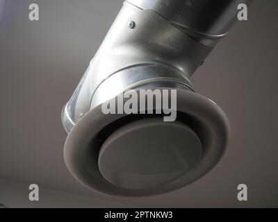 Hotte aspirante dans une toilette publique. Tuyau métallique rond avec extracteur d'air gris. Systèmes de ventilation d'ingénierie. Tuyaux galvanisés sous le plafond de TH Banque D'Images