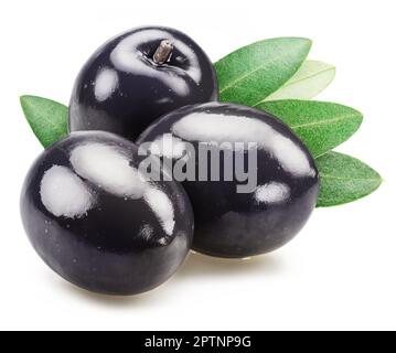 Trois olives noires entières avec des feuilles vertes isolées sur fond blanc. Banque D'Images