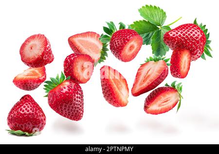 Fraises et fraises tranchées volantes dans l'air, isolées sur fond blanc. Banque D'Images