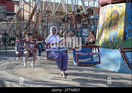 PALESTINE, Jenin, les gens apprécient une foire après la fin du Ramadan, femme et enfants dans chairoplane / PALÄSTINA, Jenin, Jahrmarkt Freuden nach Endem des Ramadan Fatenmonat Banque D'Images