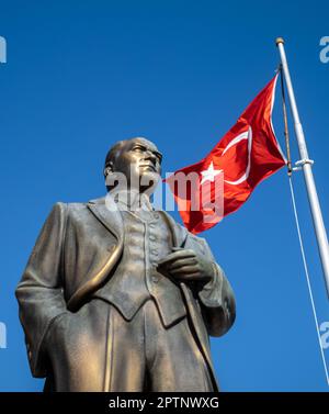 Une grande statue de bronze de Mustafa Kamal Ataturk, le fondateur de la Turquie moderne, se dresse à côté d'un mât battant le drapeau turc dans une place en face OL Banque D'Images