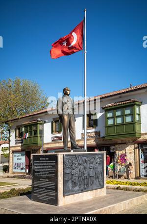 Une statue en bronze de Mustafa Kamal Ataturk, le fondateur de la Turquie moderne, se dresse sur une grande plinthe en granit à côté d'un mât battant pavillon turc Banque D'Images