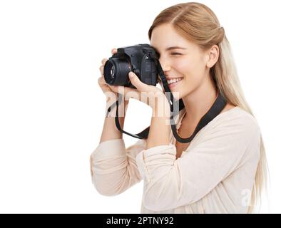 Shell Obtenez une prise de vue exceptionnelle à chaque fois. Photo en studio d'une jeune photographe féminine qui prend des photos isolées sur blanc Banque D'Images