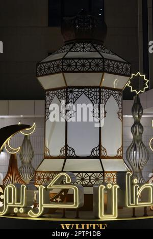 Le Caire, Egypte, 23 avril 2023: Décorations festives du ramadan islamique le mois de jeûne dans les rues égyptiennes la nuit des étoiles, croissant de lune, minaret de mosquée Banque D'Images