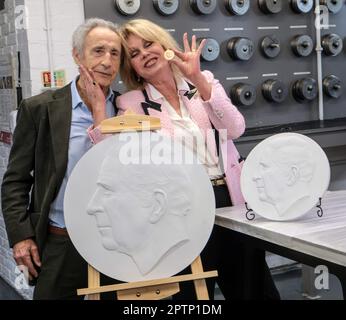 Londres, Royaume-Uni. 28th avril 2023. Joanna Lumley et le sculpteur Raphael Maklouf, fondateur de Tower Mint, Credit: Paul Quezada-Neiman/Alay Live News Banque D'Images