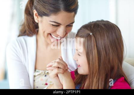 Elle a la confiance de ses mères. Une jeune fille mignonne appréciant une belle conversation avec sa mère. Banque D'Images