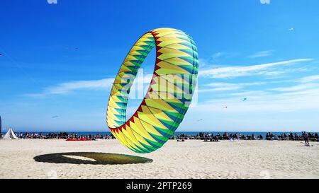 Image d'un rassemblement de nombreux cerfs-volants sur la plage de Pinarella di Cervia. Pinarella di Cervia, Ravenne, Italie Banque D'Images