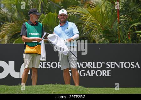 Singapour. 28th avril 2023. Louis Oosthuizen (R) de l'équipe Stinger d'Afrique du Sud participe à la première journée du LIV Golf de Singapour au club de golf de Sentosa à Singapour, sur 28 avril 2023. Crédit: Puis Chih Wey/Xinhua/Alay Live News Banque D'Images