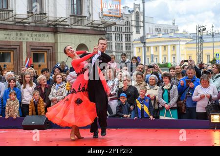 MOSCOU, RUSSIE - SEPTEMBRE 2017 : des danseurs amateurs démontreront leur art de la danse de salle de bal dans la rue centrale de Moscou le jour de la ville. Banque D'Images