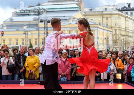 MOSCOU, RUSSIE - SEPTEMBRE 2017 : des danseurs amateurs démontreront leur art de la danse de salle de bal dans la rue centrale de Moscou le jour de la ville. Banque D'Images
