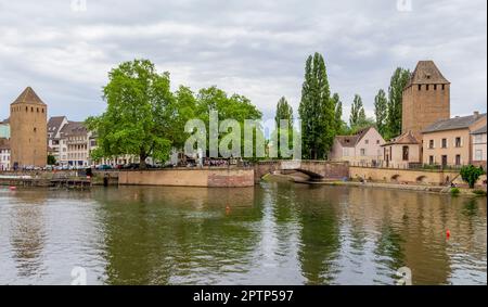 Paysage au bord de l'eau autour des ponts-Couverts à Strasbourg, une ville de la région Alsace en France Banque D'Images