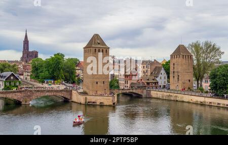 Paysage au bord de l'eau autour des ponts-Couverts à Strasbourg, une ville de la région Alsace en France Banque D'Images