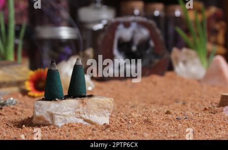 Pierres de chakra avec plantes d'Aloe Vera et Cones d'Encens sur le sable rouge australien Banque D'Images