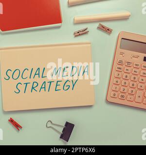 Légende du texte présentant la stratégie des médias sociaux, plan conceptuel de photo à faire et à espérer réaliser en utilisant les médias sociaux Banque D'Images