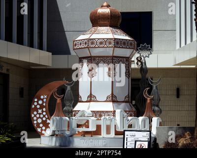 Le Caire, Egypte, 24 avril 2023: Décorations de fête du ramadan islamique le mois de jeûne dans les rues égyptiennes à la lumière du jour des étoiles, croissant de lune, mosquée mina Banque D'Images