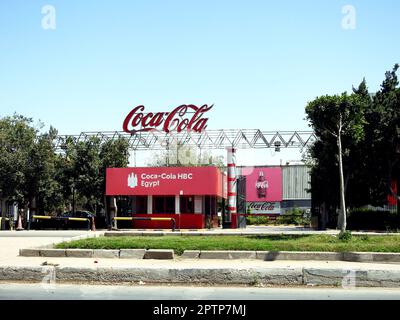 Le Caire, Egypte, 24 avril 2023: CocaCola Coca Cola HBC Coca-Cola Hellenic Bottling Company, opérant l'une des plus grandes exploitations de boissons gazeuses en Egypte, Banque D'Images