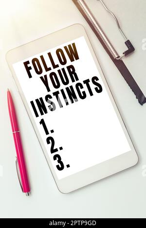 Texte montrant l'inspiration Suivez vos instincts, Mot écrit écouter votre intuition et écouter votre coeur Banque D'Images