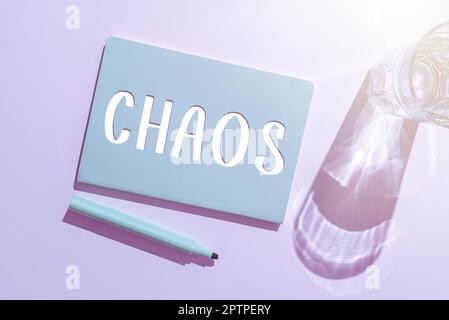 Signe de texte montrant le chaos, mot écrit sur le désordre complet et grande confusion destruction généralisée Banque D'Images