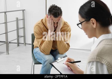 Psychothérapeute travaillant avec l'homme addictif de drogue à l'intérieur Banque D'Images