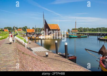 Bateaux en bois à la digue dans le port historique d'Enkhuizen, pays-Bas Banque D'Images