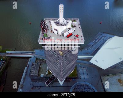 Le paysage panoramique sur les gratte-ciel d'Amsterdam comprenait la tour D'observation A'dam et le musée du film de l'œil. les bâtiments sont réfléchis sur l'eau. Banque D'Images