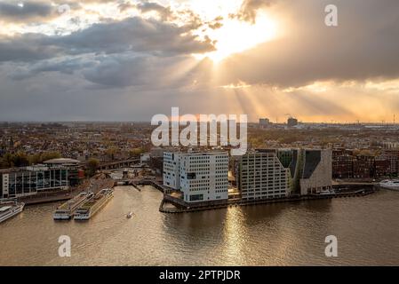 Le paysage panoramique sur les gratte-ciel d'Amsterdam comprenait la tour D'observation A'dam et le musée du film de l'œil. les bâtiments sont réfléchis sur l'eau. Banque D'Images