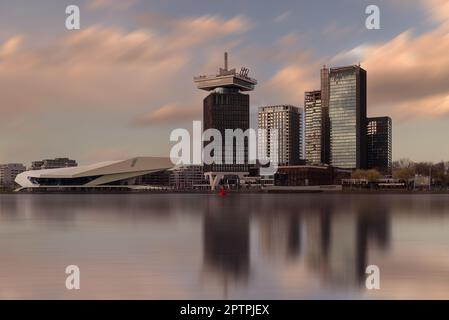 Le paysage panoramique sur les gratte-ciel d'Amsterdam comprenait la tour D'observation A'dam et le musée du film de l'œil. les bâtiments sont réfléchis sur l'eau. Banque D'Images