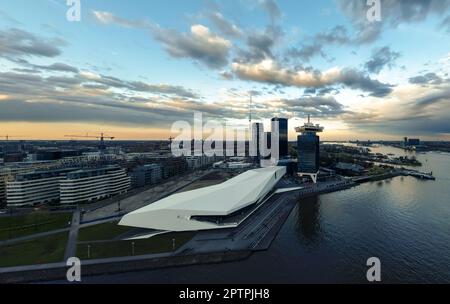 Le paysage panoramique sur les gratte-ciel d'Amsterdam comprenait la tour D'observation A'dam et le musée du film de l'œil. les bâtiments sont réfléchis sur l'eau. Banque D'Images