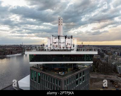 Le paysage panoramique sur les gratte-ciel d'Amsterdam comprenait la tour D'observation A'dam et le musée du film de l'œil. les bâtiments sont réfléchis sur l'eau. Banque D'Images