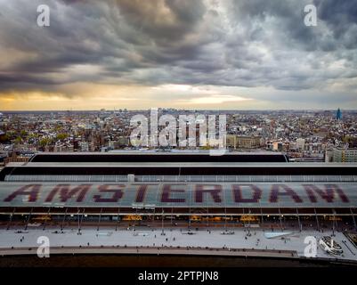 La gare centrale d'Amsterdam est un centre de transport à l'architecture impressionnante. Il offre l'accès à divers modes de transport et a des magasins, res Banque D'Images