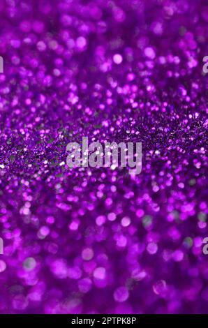 Paillettes décoratives violet. Image en arrière-plan avec des lumières de bokeh petits éléments qui reflètent la lumière Banque D'Images