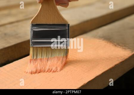 Femme peinture de surface en bois avec teinture de corail, gros plan Banque D'Images