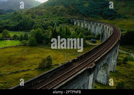 Viaduc ferroviaire historique de Glenfinnan dans les Highlands écossais. Vue plein écran grand angle dans les nuages jour Banque D'Images