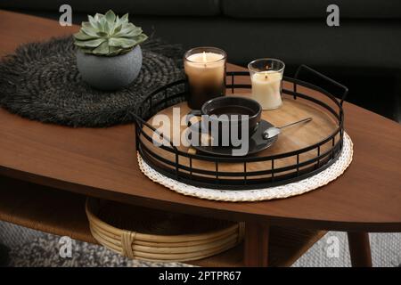 Café fraîchement préparé et éléments décoratifs sur une table en bois dans la chambre Banque D'Images