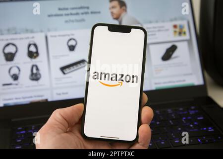 Application mobile Amazon en face du site Web Amazon Banque D'Images