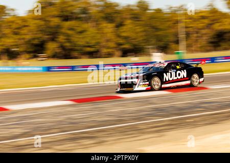 Wanneroo Raceway, Perth, Australie occidentale. 28 avril 2023. Perth SuperSprint 2023 jour 1; le pilote numéro 23 Nulon Tim Slade pendant l'entraînement au Perth SuperSprint Banque D'Images