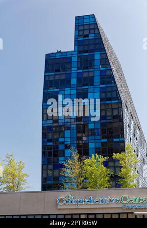 Le bleu est deux bâtiments : le 103 Norfolk Street, plus grand, curieusement cantileved, se trouve sur un terrain de zone commerciale, rejoint le 105 Norfolk Street, quartier résidentiel. Banque D'Images